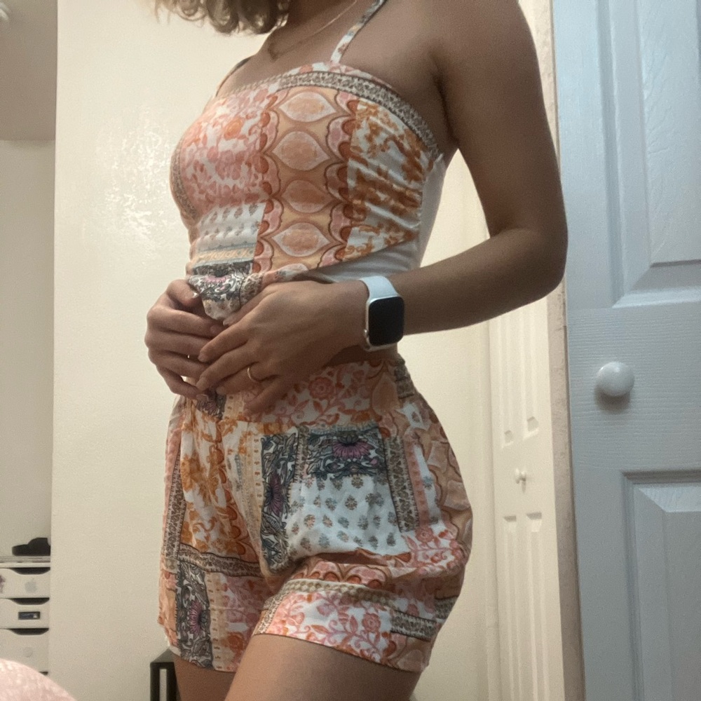 Set crop top and short of brand No Boundaries white and orange Printed